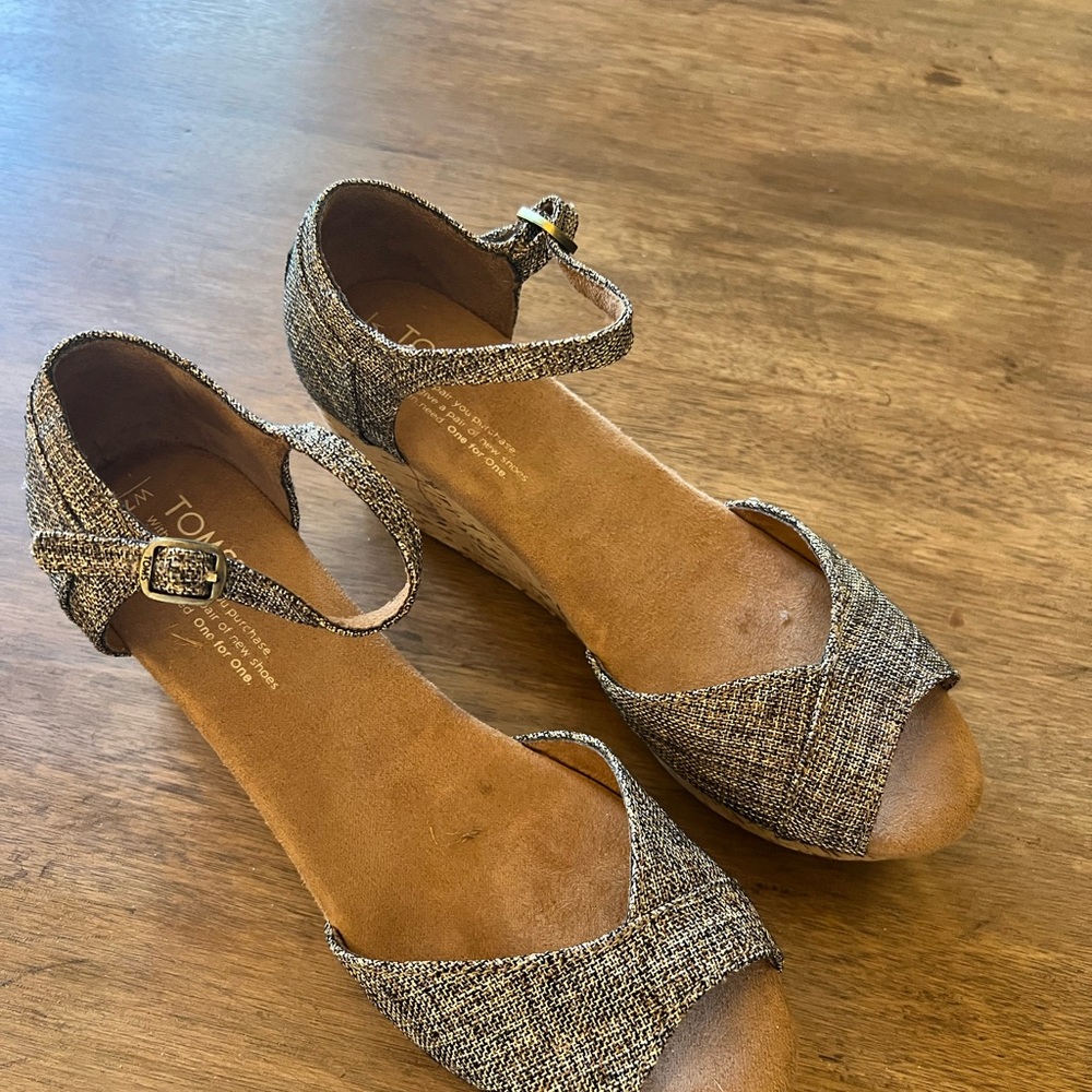 TOMS Women's Textured Wedge Sandals